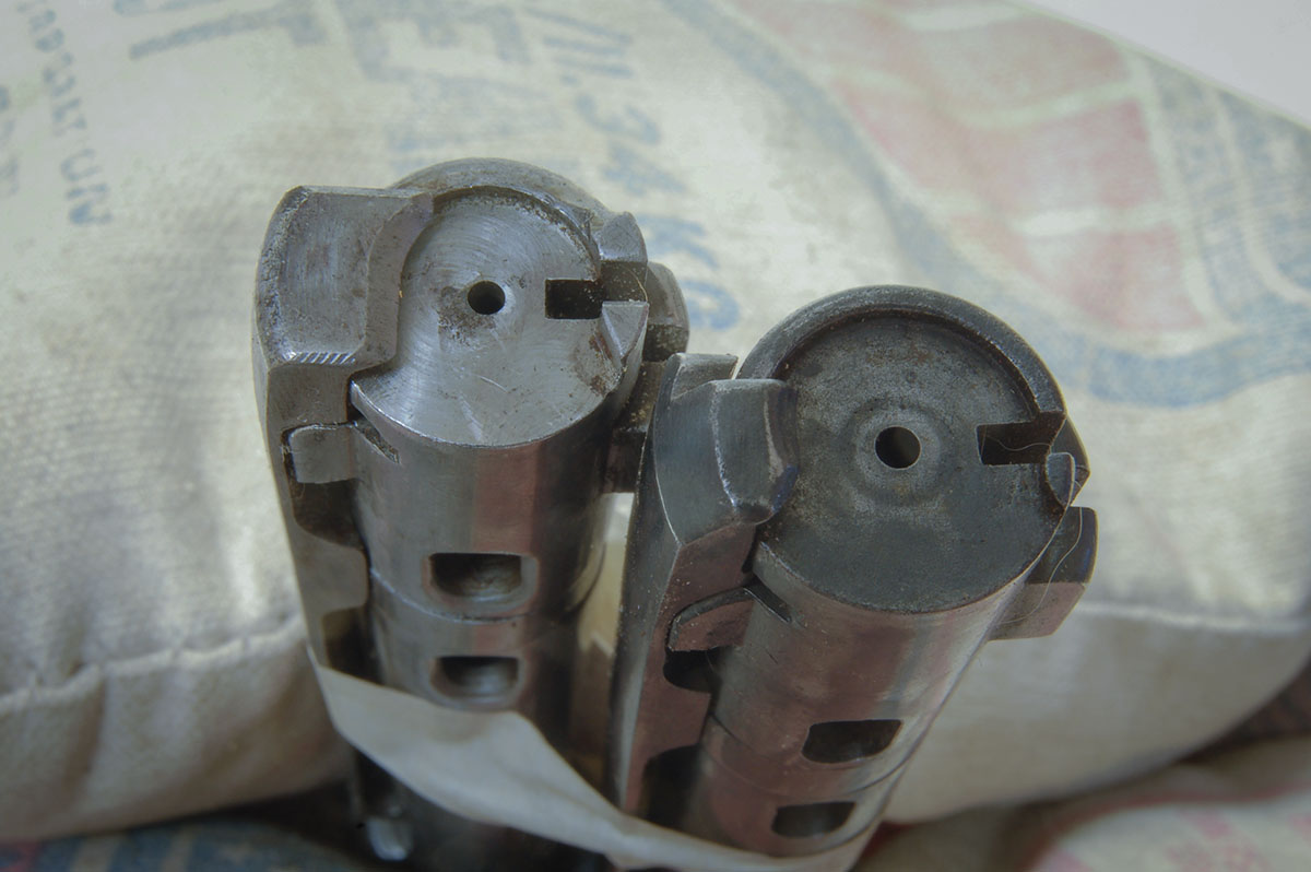 The rimless Mauser extractor (left) has more case contact than the rimmed Siamese extractor (right) for some reason.